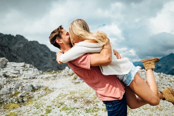 What Does It Mean When A Guy Hugs You Tightly – Inspire Pearls